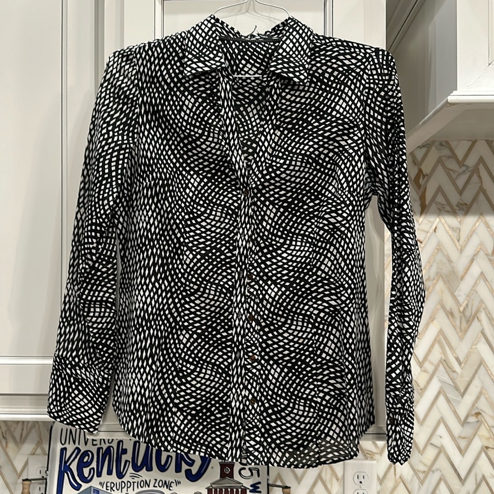 Black and white V-neck long sleeve blouse